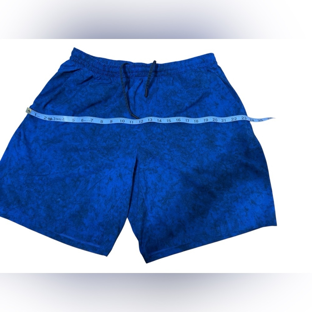 Lululemon men’s Royal shorts 23” waste 20” in lenght